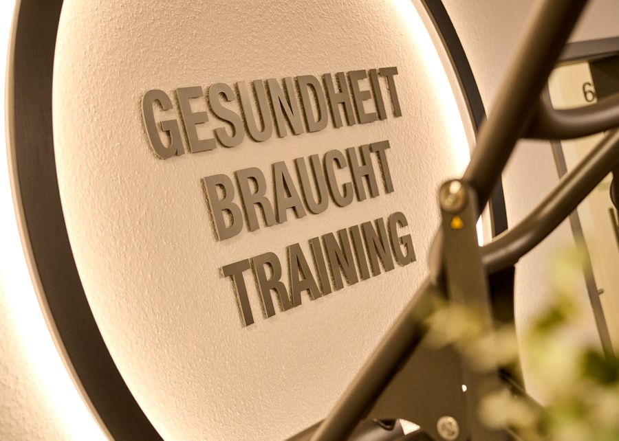 Beleuchteter Wandschriftzug „Gesundheit braucht Training“