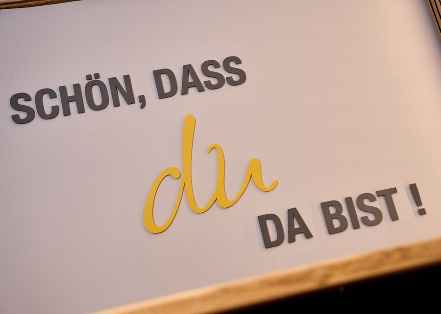 Wandschriftzug im Therapiezentrum Daun: „Schön, dass du da bist!“